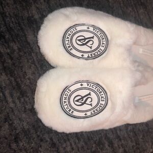 NEW❤️Victoria's Secret White and Gray Slippers